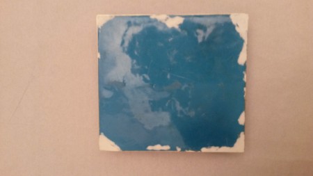 bouchage des fissures et endroits avec émail manquant avec pâte époxy blanche